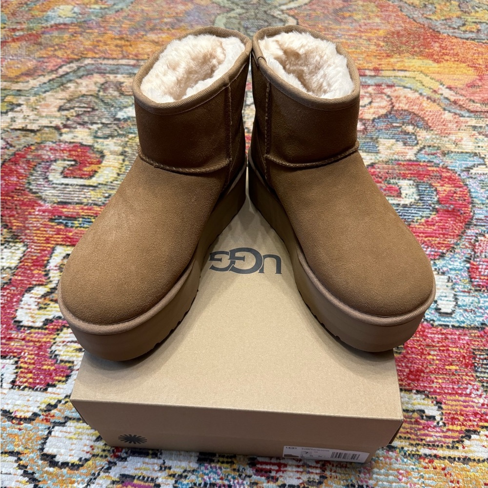 Ugg Mini Platform Boot Black NIB